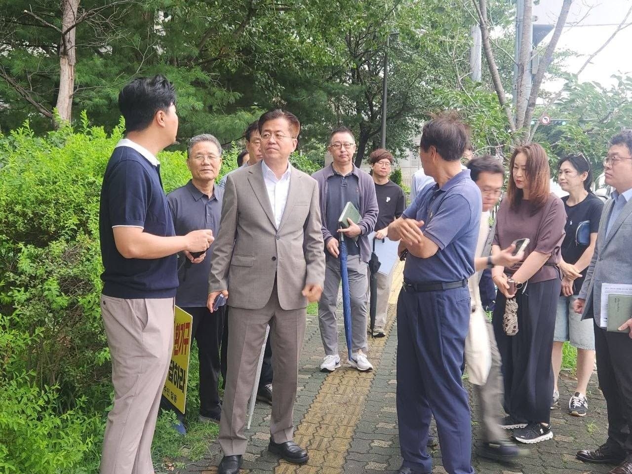 Yeongdeungpo-gu District Mayor Cho Yu-jin visits the site to hear residents' concerns.