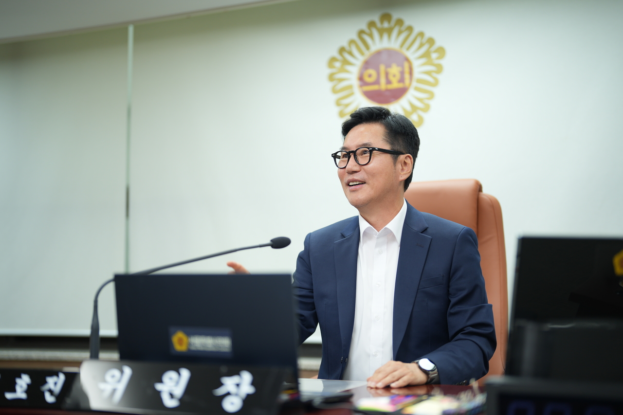 김 위원장이 학교폭력, 교권 침해, 학생인권을 둘러싼 갈등을 해결하기 위해 학생·교사·학부모가 서로 존중하는 인성교육이 중요하다고 말하고 있다. 양정원 기자