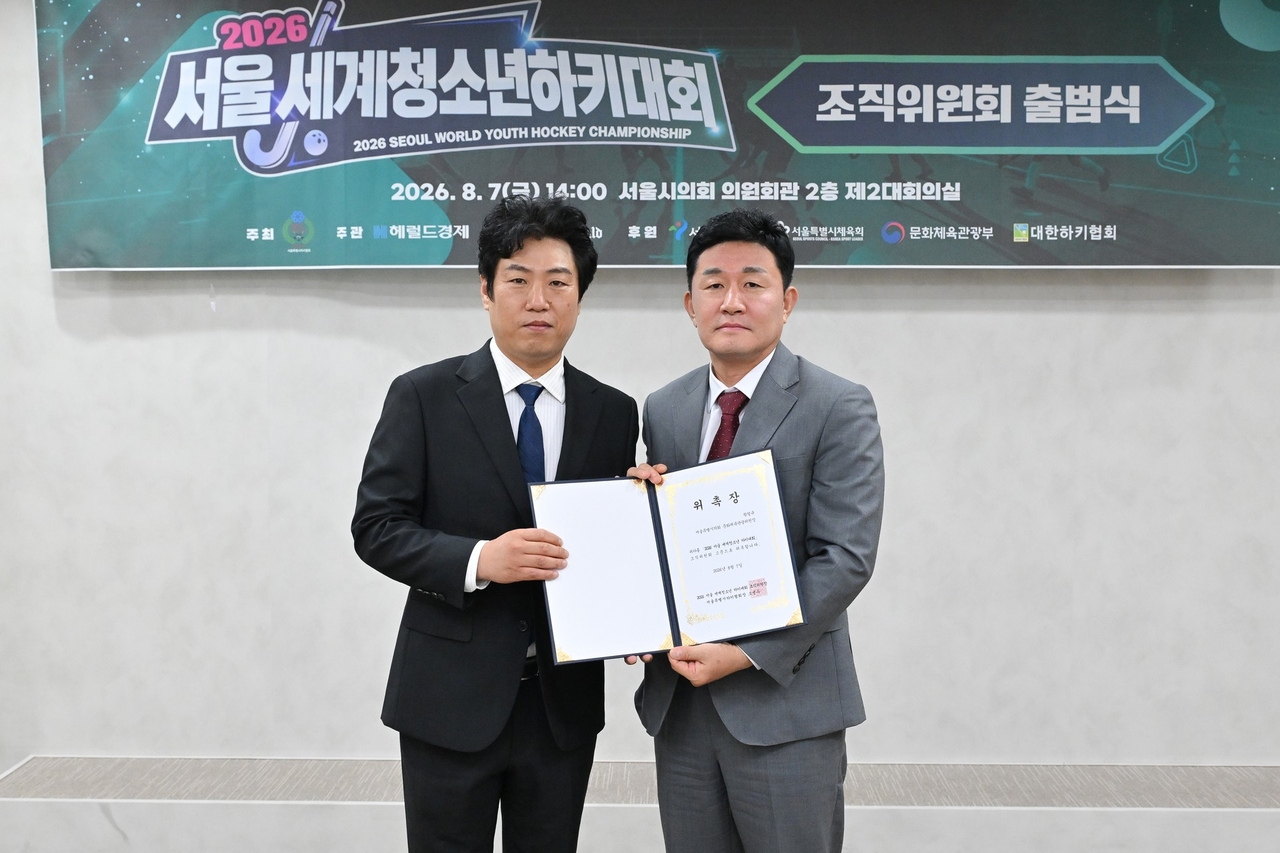 Hwang receives a certificate of appointment as an adviser to the organizing committee. (Seoul Metropolitan Council)