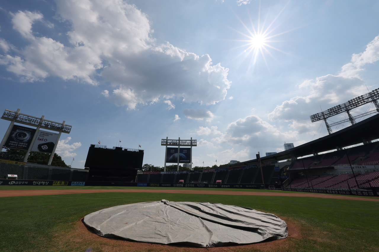 This Wednesday, photo shows the ground at Jamsil Baseball Stadium in Seoul, after a scheduled Korea Baseball Organization regular-season game between the NC Dinos and Doosan Bears was canceled due to severe heat. (Yonhap)