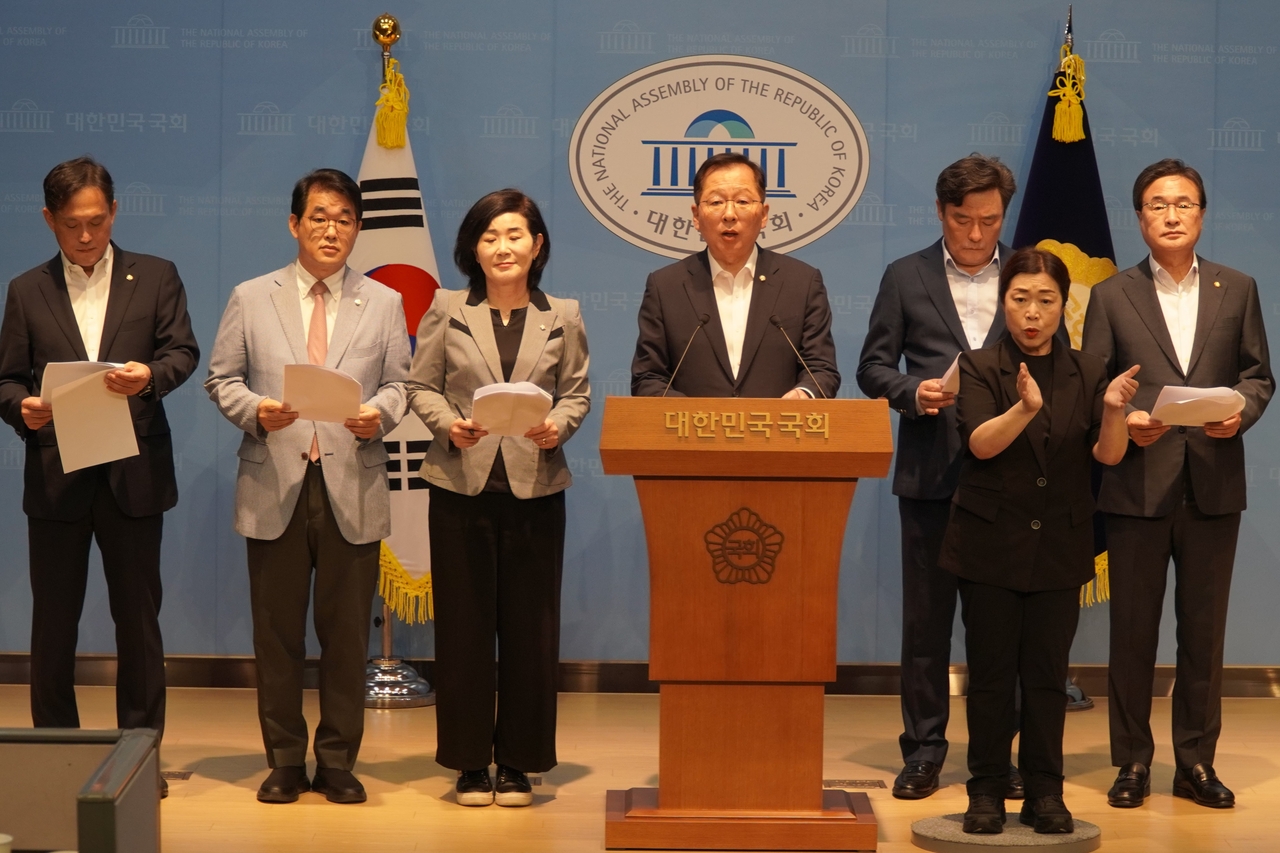 부산 인천 울산 국민의힘 의원 일동은 10일 국회 소통관에서 ‘항만공사 강제 통합 철회 촉구 기자회견’을 열었다. [국민의힘 부산시당 제공]