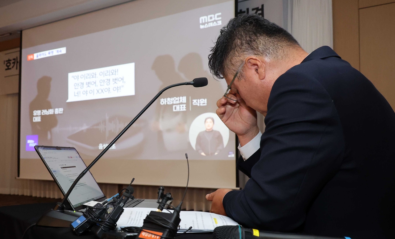 글로벌 러닝 브랜드 호카(HOKA)의 국내 공식 수입사 조이웍스의 조성환 전 대표가 10일 오전 서울 중구 코리아나 호텔에서 폭행 사건 관련 해명 기자회견을 하고 있다. 이상섭 기자