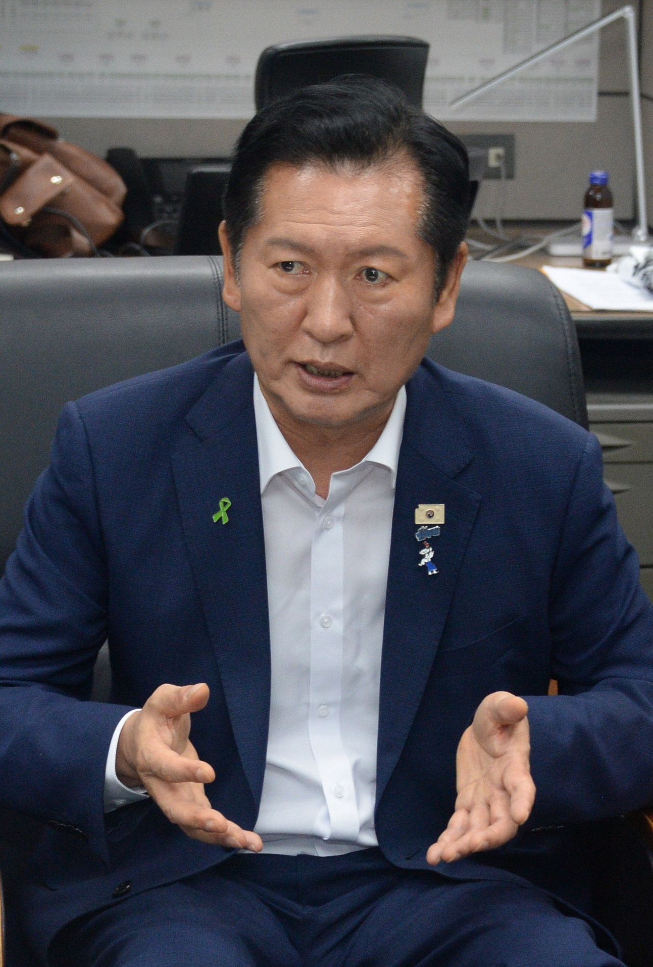 Rep. Jung Chung-rae, Democratic Party leadership candidate speaks to the press on Monday at the Jeonbuk State Council (Newsis)