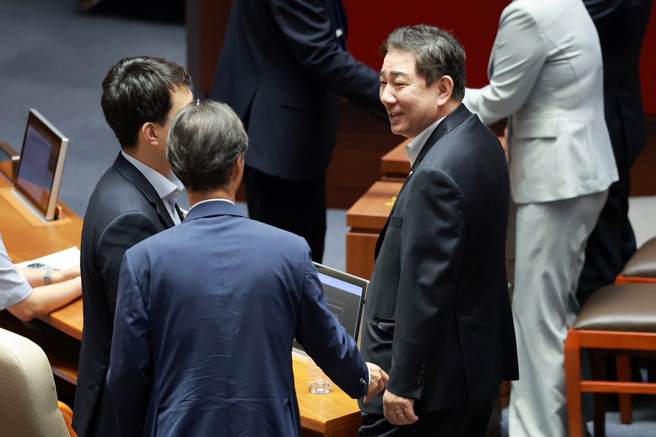 김병기 무소속 의원(전 더불어민주당 원내대표)이 지난달 21일 국회에서 열린 7월 임시국회 제1차 본회의에서 더불어민주당 박지원·유동수 의원과 대화하고 있다. [연합]