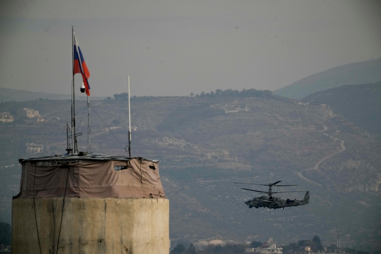 A Russian helicopter flies over the Hmeimim Air Base located southeast of the city of Latakia in the town of Hmeimim, Syria, in December 2024. (AP-Yonhap)