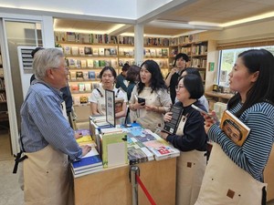 ‘책방지기 문재인’ 파워…평산책방 1200일간 63만명 다녀가
