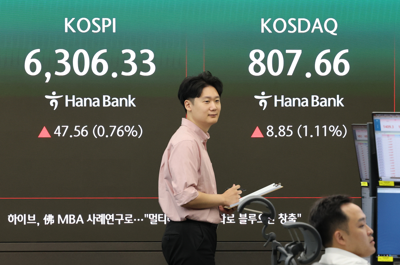 코스피가 상승 출발한 10일 서울 중구 하나은행 딜링룸 전광판에 코스피, 코스닥 지수가 표시돼있다. [연합]