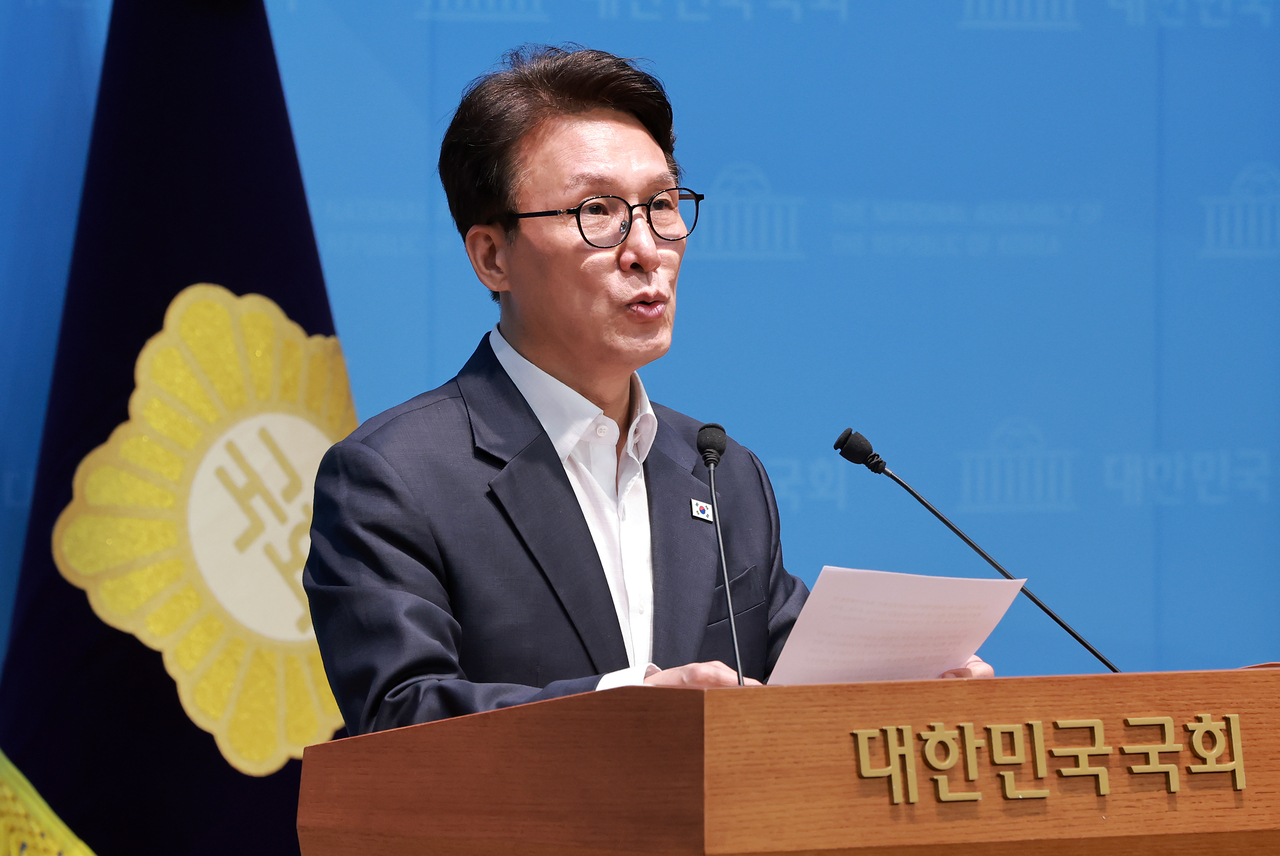 더불어민주당 김민석 당 대표 후보가 10일 국회 소통관에서 당 대표 당선 시 3대 메가프로젝트 성공을 당 1호 과제로 추진하고 강릉 국회의원 보궐선거를 즉각 준비하는 등 공약과 관련해 기자회견 하고 있다. <연합뉴스>