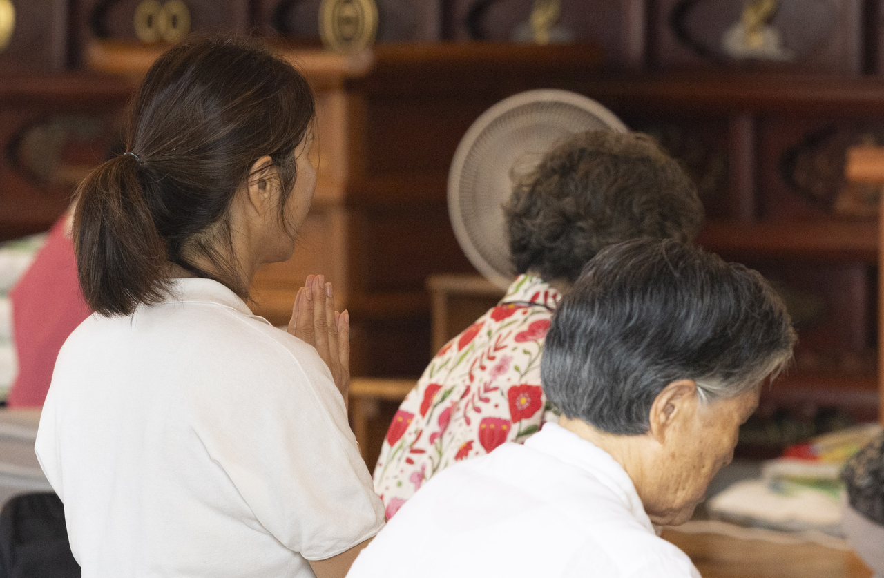 Buddhists pray at Jogyesa in central Seoul on Tuesday, 100 days before the 2027 College Scholastic Ability Test. (Yoon Chang-bin / The Korea Herald)