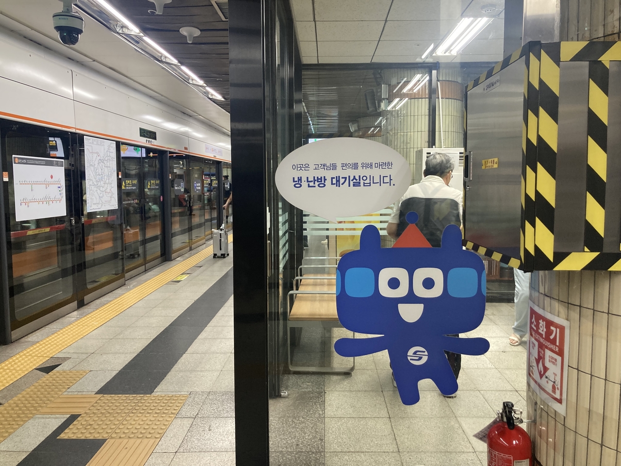 지하철 3호선 홍제역 승강장에 설치된 냉난방 대기실. 기자가 방문한 6일에는 고장으로 무용지물이 됐다.  손인규 기자