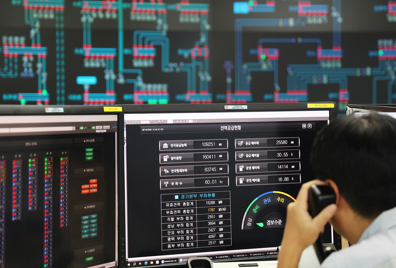 A Korea Electric Power Corp. official monitors power supply at a KEPCO control room in Suwon, Gyeonggi Province, on Monday as electricity demand soars during a heat wave. (Newsis)