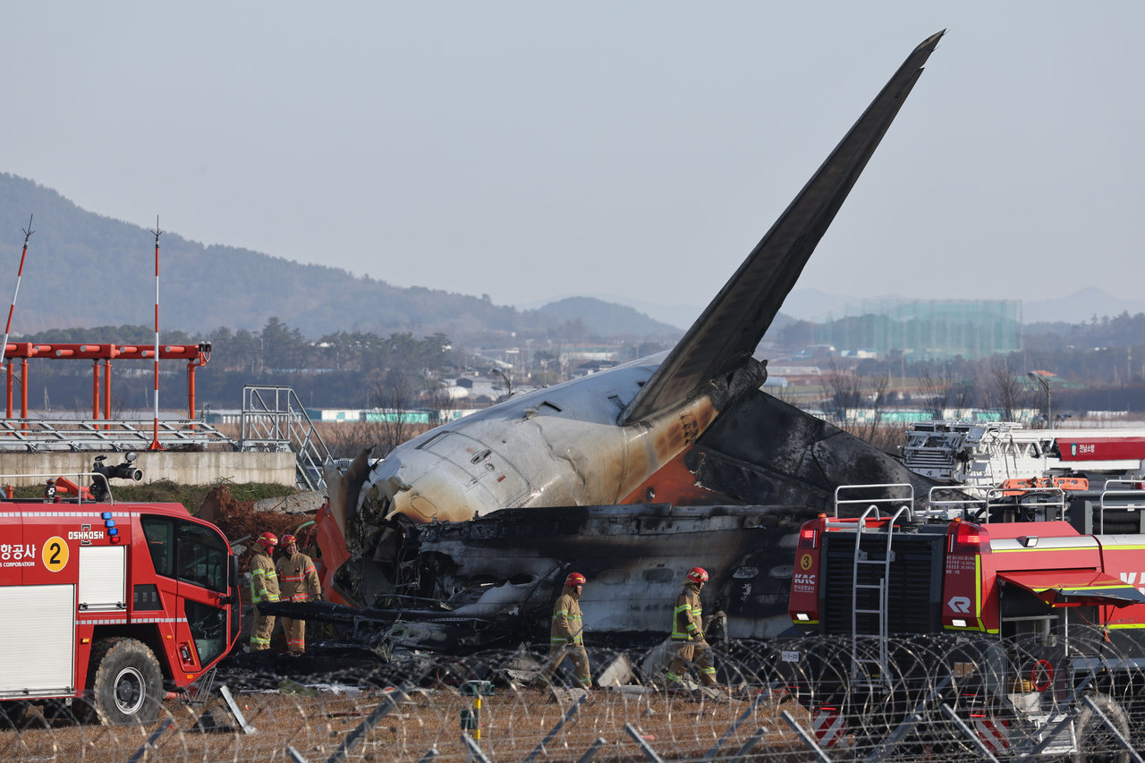 This file photo shows rescue workers at the scene of the 2024 Jeju Air crash at Muan International Airport in South Jeolla Province on Dec. 29, 2024. (The Korea Herald)