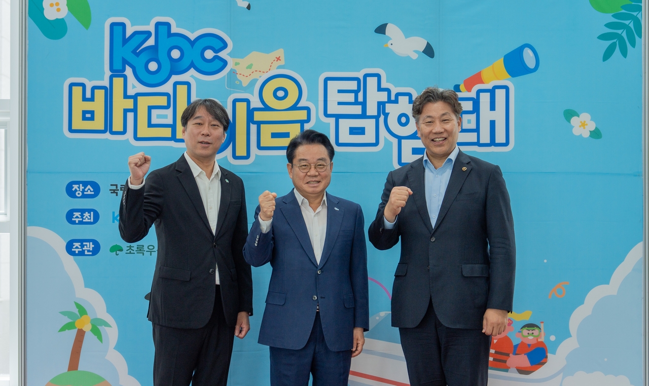 한국해양진흥공사가 11일 국립한국해양대학교에서 전국 청소년 80명과 함께 ‘2026 KOBC 바다이음 탐험대’ 발대식을 열고 3박 4일간의 해양 탐험 일정에 돌입했다.[한국해양진흥공사 제공]
