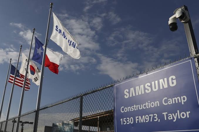 A Samsung flag flies alongside, from left, US, South Korean and Texan flags at the company's chip plant construction site in Taylor, Texas. (Reuters-Yonhap)