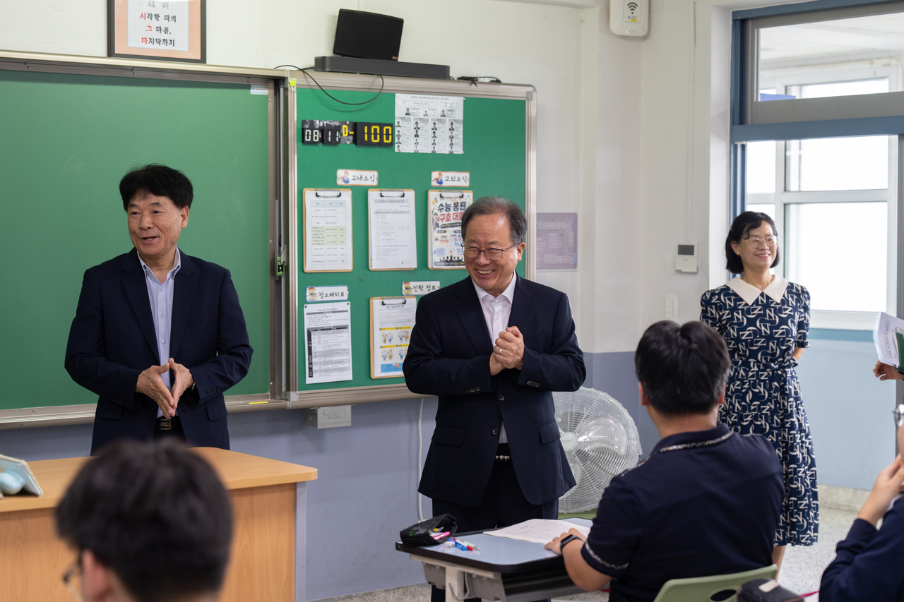 김석준 부산교육감이 대입 수능시험 100일을 앞둔 11일 대연고를 방문해 수험생들을 격려했다. [부산시교육청 제공]