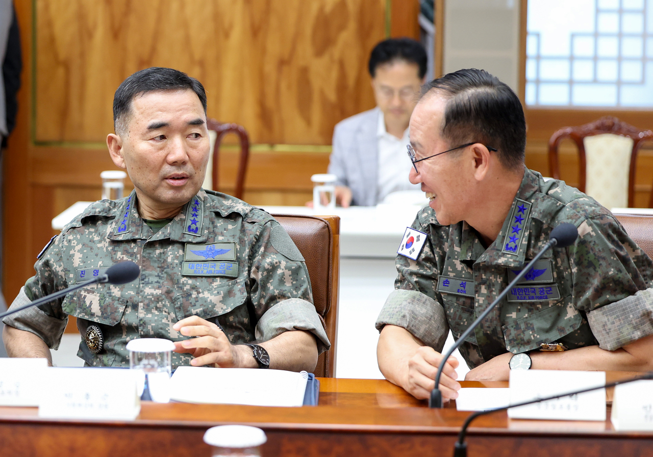 진영승 합동참모본부 의장(왼쪽)과 손석락 공군 참모총장이 10일 청와대에서 이재명 대통령 주재로 열린 메가프로젝트 민관합동 제2차 점검회의에서 대화하고 있다. [청와대통신사진기자단]