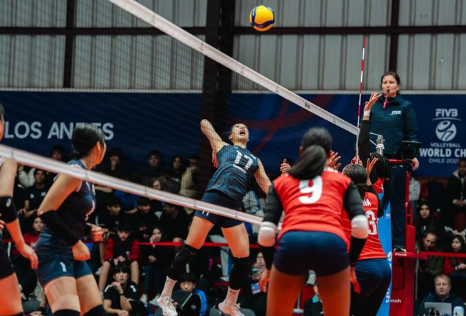 South Korea is on the offensive against the Dominican Republic, at the 2026 FIVB U-17 Women's World Championship in Los Andes, Chile, Tuesday.   (FIVB)