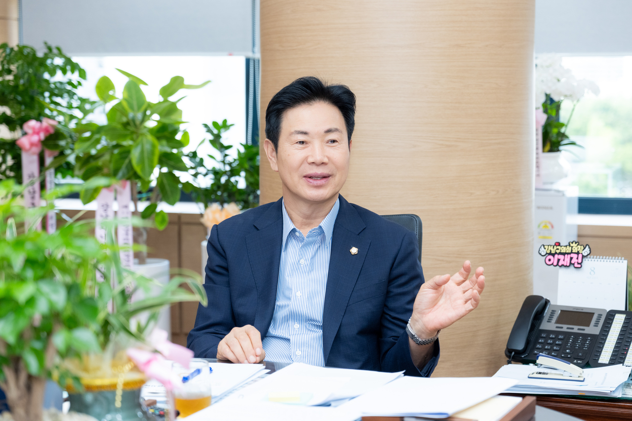 이재진 강남구의회 의장이 11일 오전 인터뷰를 갖고 구정 운영 핵심 사항 등을 설명했다.