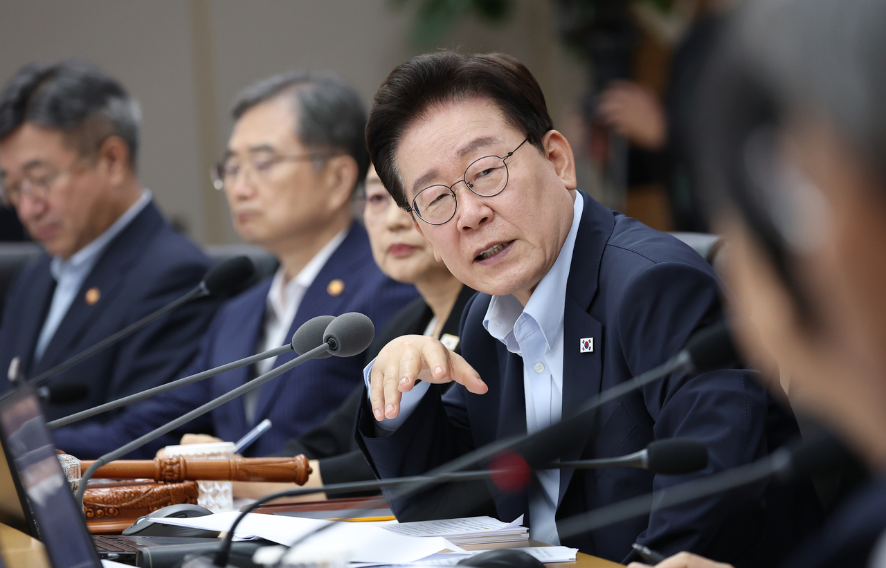 이재명 대통령이 11일 정부세종청사에서 열린 국무회의에서 발언하고 있다. [연합]
