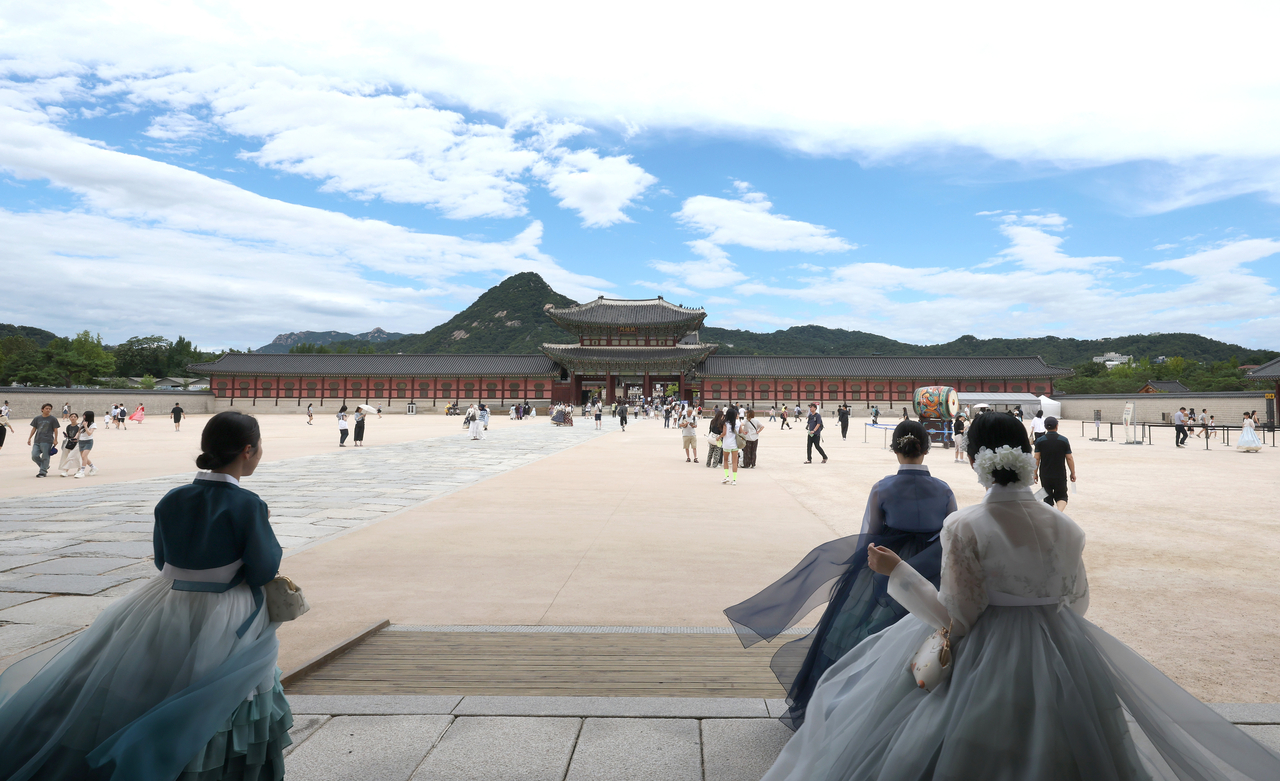 Tourists visit Gyeongbok Palace in Seoul on Sunday. (Yonhap)
