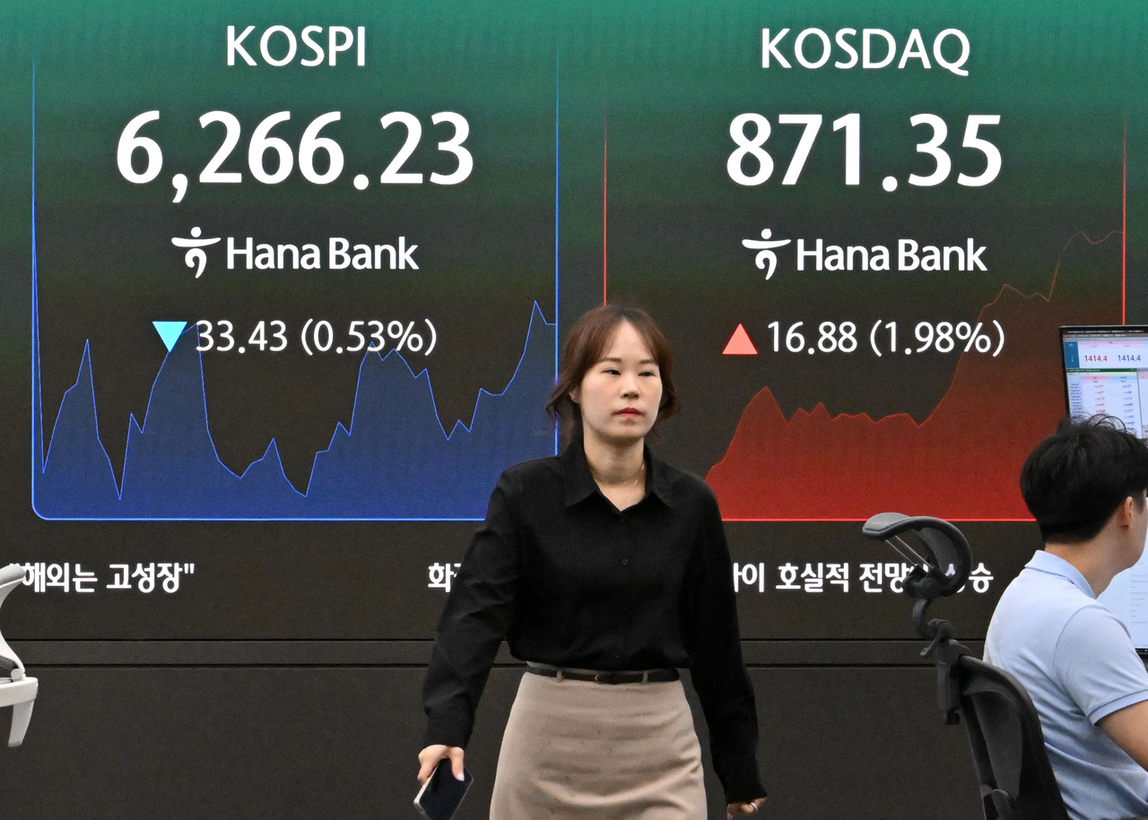 코스닥 지수가 8월 들어 강세를 이어가고 있다. 이달 들어 7거래일 중 6거래일이 상승했으며 3번의 프로그램 매수 호가의 효력을 일시 정지하는 ‘매수 사이드카’가 발동됐다. 코스닥은 이달들어 10일까지 18.72% 급등한 반면 코스피는 4.48% 하락했다. 11일 오전 서울 중구 하나은행 딜링룸 전광판에 코스피·코스닥 지수가 나란히 표시돼 있다.   임세준 기자