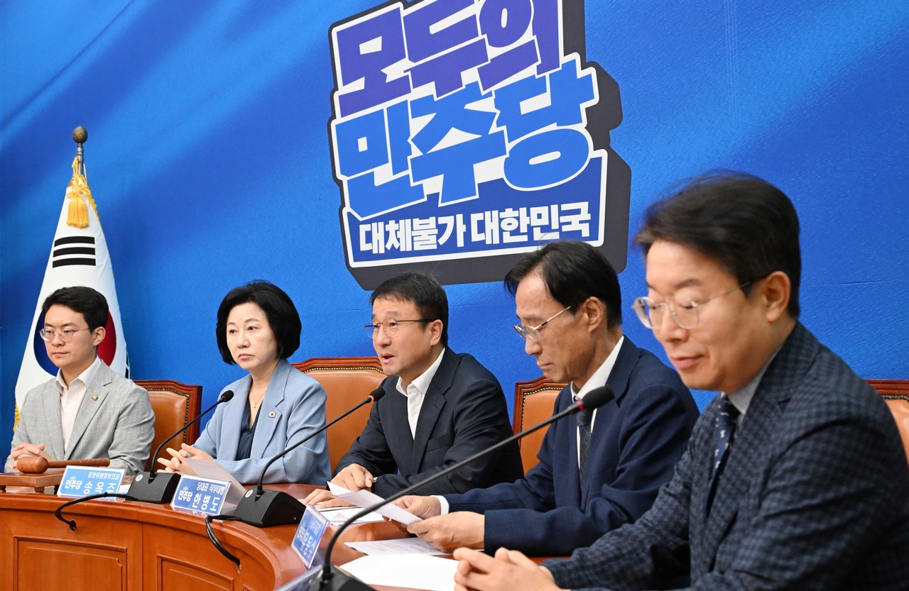 한병도 더불어민주당 대표 직무대행 겸 원내대표가 11일 오전 서울 여의도 국회에서 열린 중앙위원회에서 모두발언하고 있다. 이상섭 기자