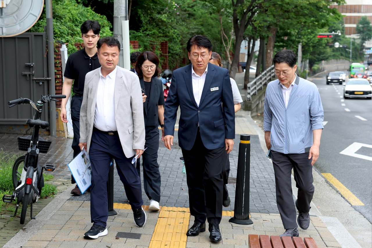 유보화 성동구청장(가운데)이 직원들과 함꼐 보도 상황을 점검하고 있다.