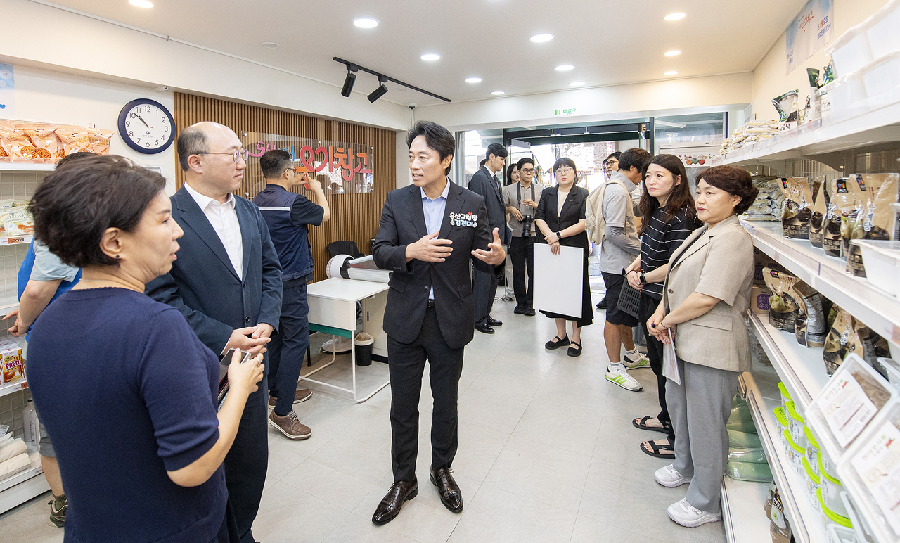 김경대 용산구청장을 비롯해 김기영 대한지방행정공제회 이사장, 유호연 서울역쪽방상담소장 등이 대화를 나누고 있다.