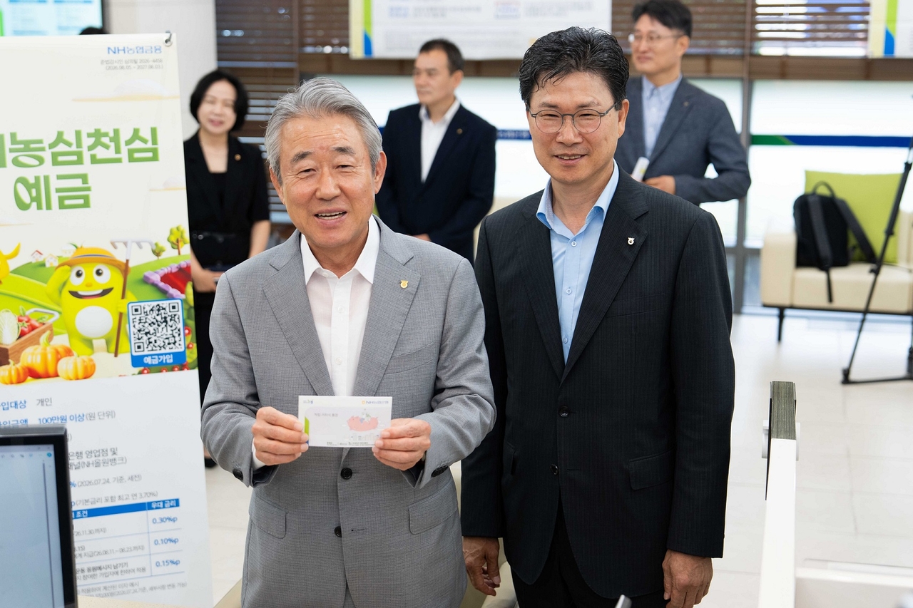 강호동(왼쪽) 농협중앙회 회장이 11일 농협은행 본점영업부에서 NH농심천심예금을 가입했다. 오른쪽은 강태영 농협은행 은행장. [농협은행 제공]