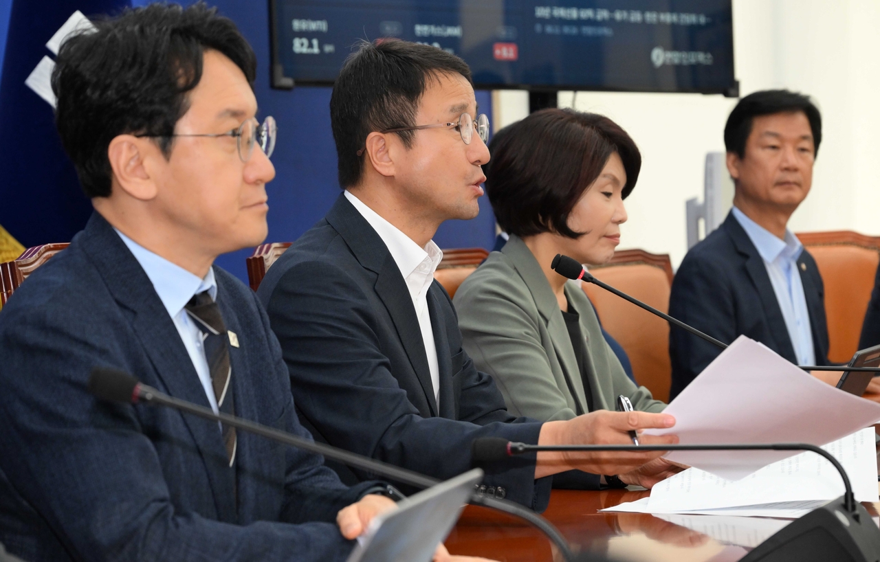 한병도 더불어민주당 대표 직무대행 겸 원내대표가 11일 오전 서울 여의도 국회에서 열린 원내대책회의에서 모두발언하고 있다. 이상섭 기자