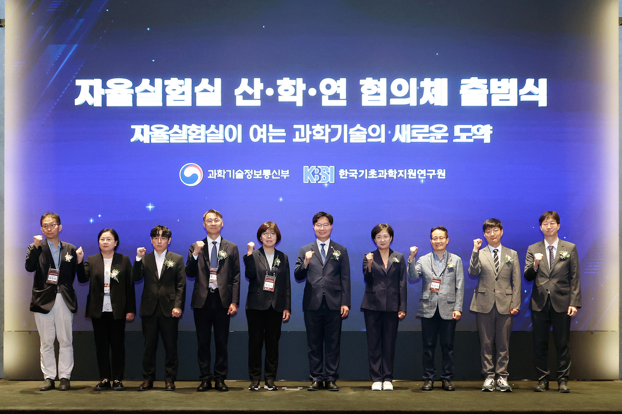 구혁채 과학기술정보통신부 제1차관이 11일 오전 서울 서초구 엘타워에서 열린 ‘자율실험실 산학연협의체 출범식’ 에서 기념촬영을 하고 있다. 왼쪽 네 번째부터 정유성 서울대학교 교수(협의체 위원장), 황금숙 한국기초과학지원연구원장 직무대행, 구혁채 제1차관, 문수복 한국연구재단 국가전략연구본부장.[한국기초과학지원연구원 제공]