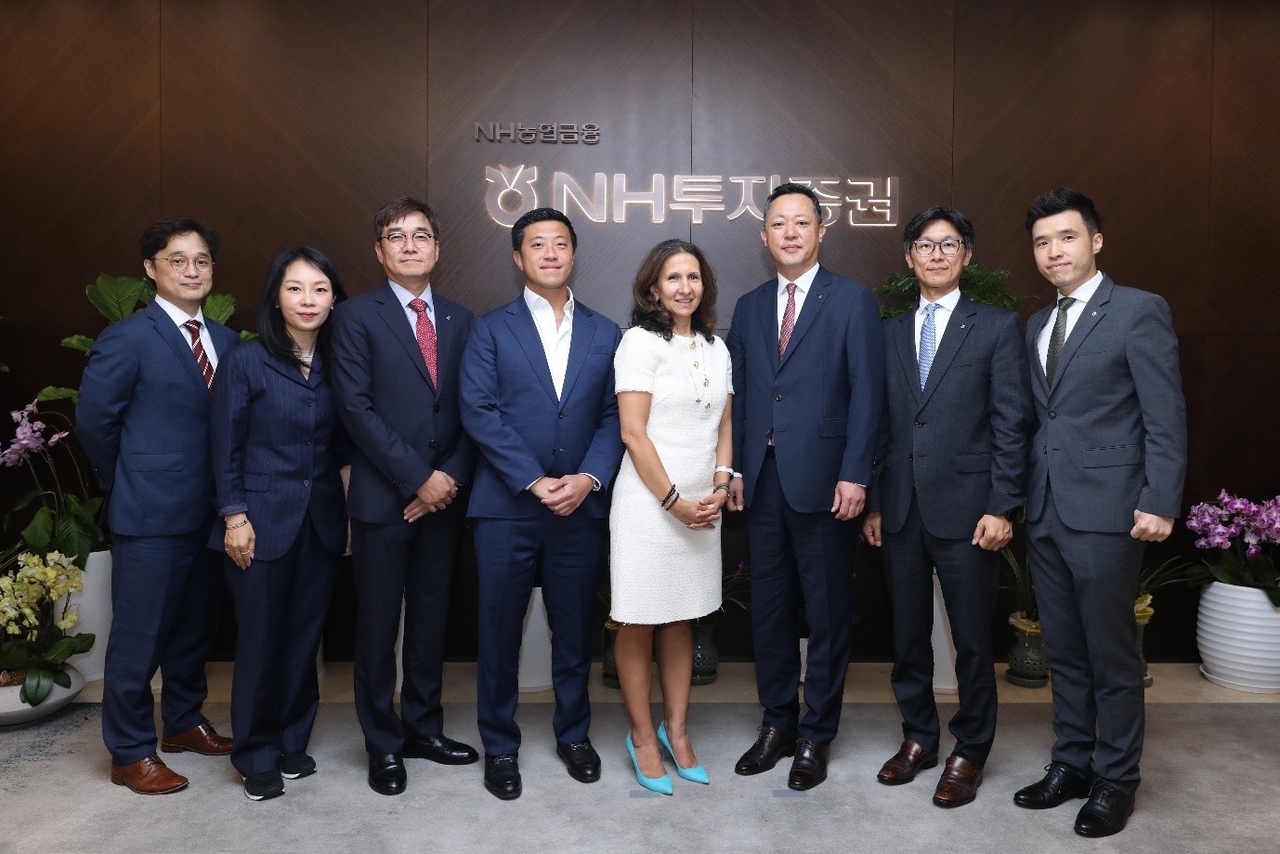 린 마틴(Lynn Martin, 중앙 흰색 옷) 뉴욕증권거래소(NYSE)그룹 회장과 배광수(마틴 회장 오른편) NH투자증권 대표이사 [NH투자증권 제공]
