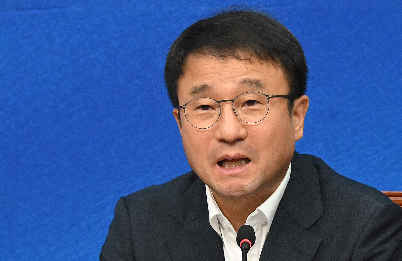 한병도 더불어민주당 대표 직무대행 겸 원내대표가 11일 오전 서울 여의도 국회에서 열린 중앙위원회에서 모두발언하고 있다. 이상섭 기자