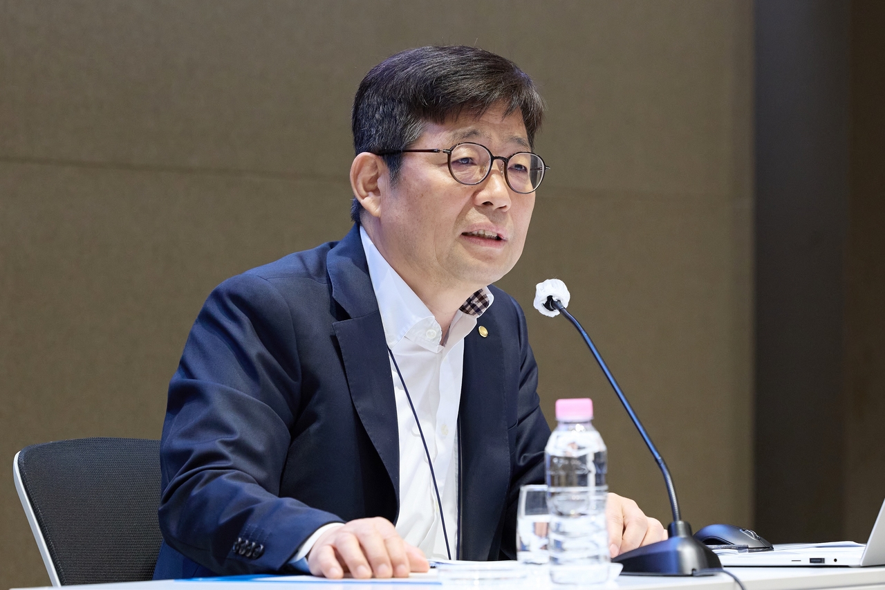 Bank of Korea Senior Deputy Gov. Ryoo Sang-dai speaks at a press conference held at the central bank's headquarters in Seoul, Tuesday. (Bank of Korea)
