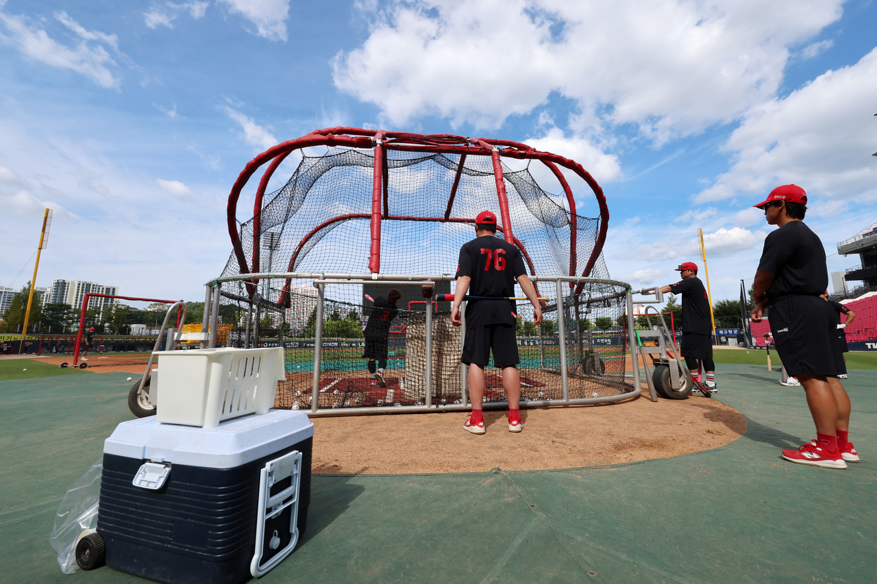 Kia Tigers players take part in batting practice before a Korea Baseball Organization regular-season game against the Samsung Lions at Gwangju-Kia Champions Field in the southwestern city of Gwangju on Tuesday. (Yonhap)
