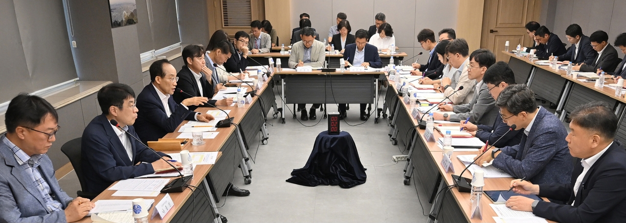 A senior staff meeting at Daegu City Hall. [Provided by Daegu City]