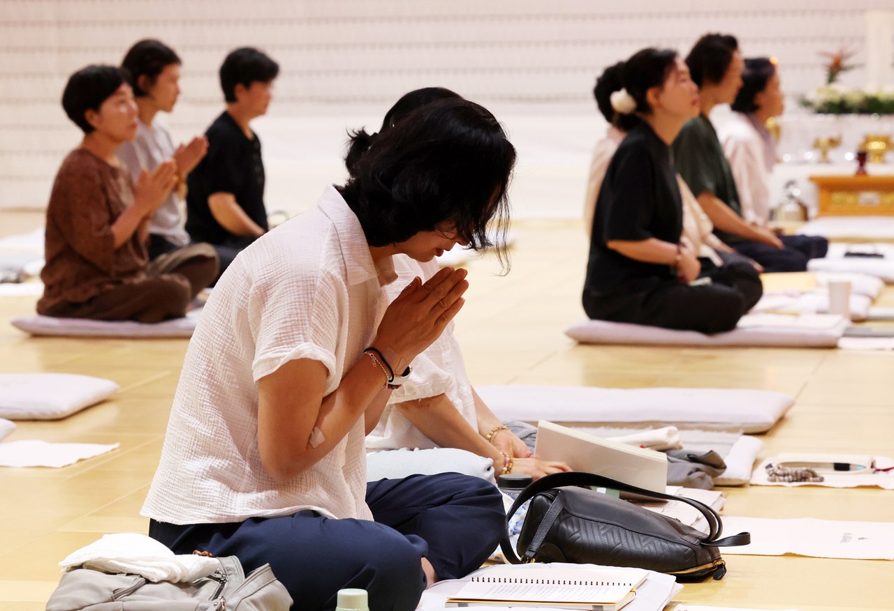Parents pray for their children's success on the 2027 College Scholastic Ability Test at Mugaksa in Gwangju on Monday. (Yonhap)