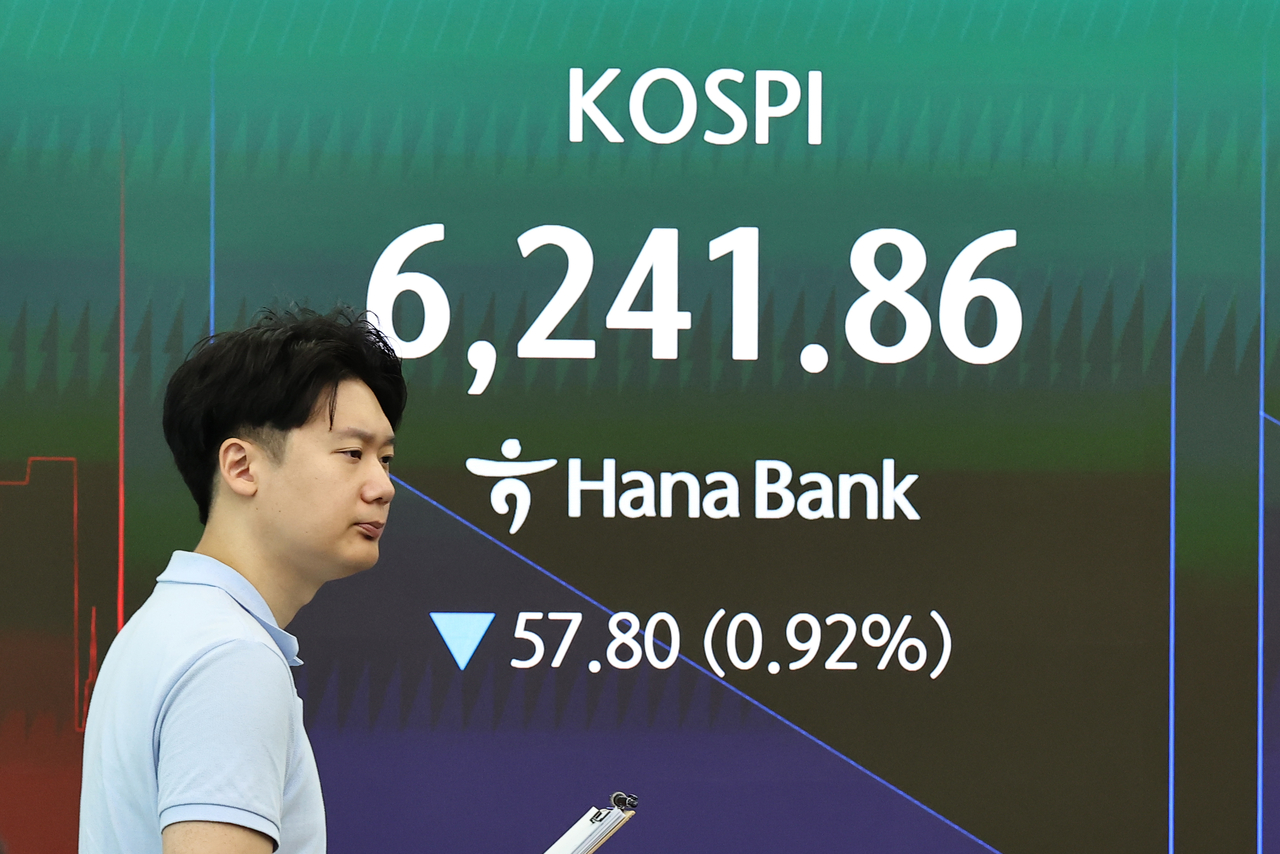An electronic board showing the Korea Composite Stock Price Index at a dealing room of the Hana Bank headquarters in Seoul on Tuesday. (Yonhap)