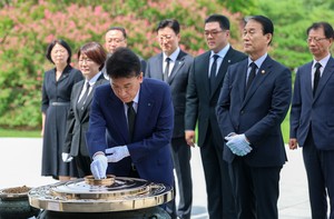[Photo News] Hana Financial honors fallen heroes