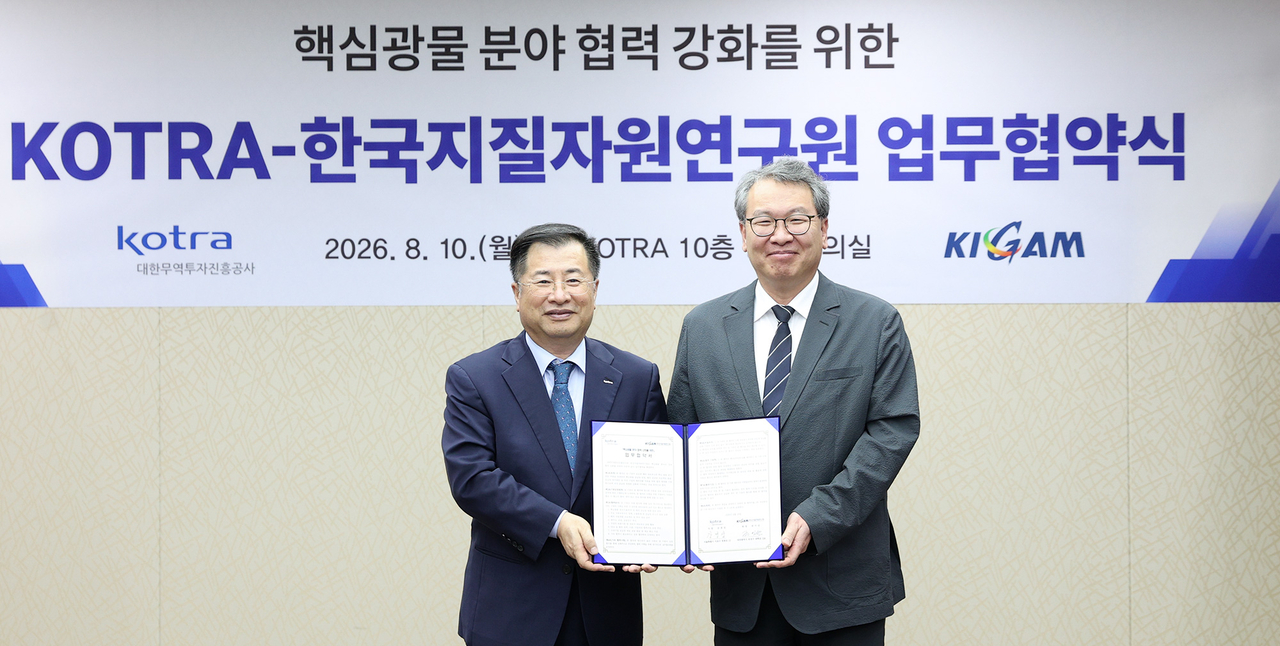 Kang Gyeong-seong (left), president of KOTRA, and Kwon Yi-gyun, head of the Korea Institute of Geoscience and Mineral Resources, pose for a photo after signing an MOU to strengthen cooperation in the critical minerals sector at KOTRA's headquarters in Seoul on Monday. [KOTRA]