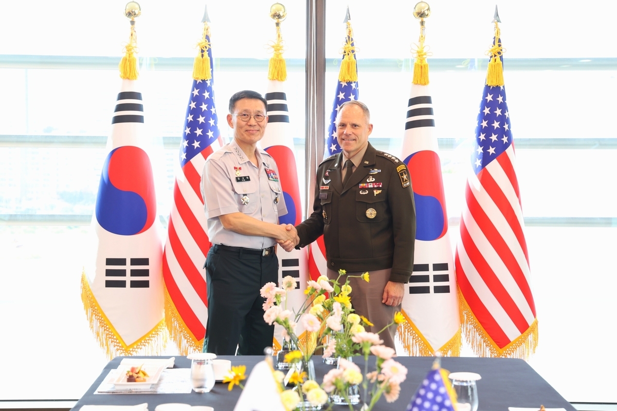 Army Chief of Staff Gen. Kim Gyu-ha (Left) shakes hands with his US counterpart, Gen. Christopher LaNeve, the acting chief of staff of the US Army, in Seoul on Tuesday in this photo provided by the Army. (Army)