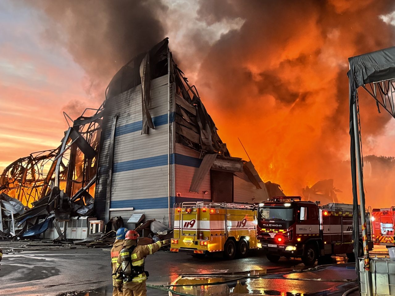 Firefighters battle a blaze at a hazardous materials storage warehouse in Tojin-ri, Cheongbuk-eup, Pyeongtaek, Gyeonggi Province, on Tuesday. [Gyeonggi Province Fire and Disaster Headquarters]