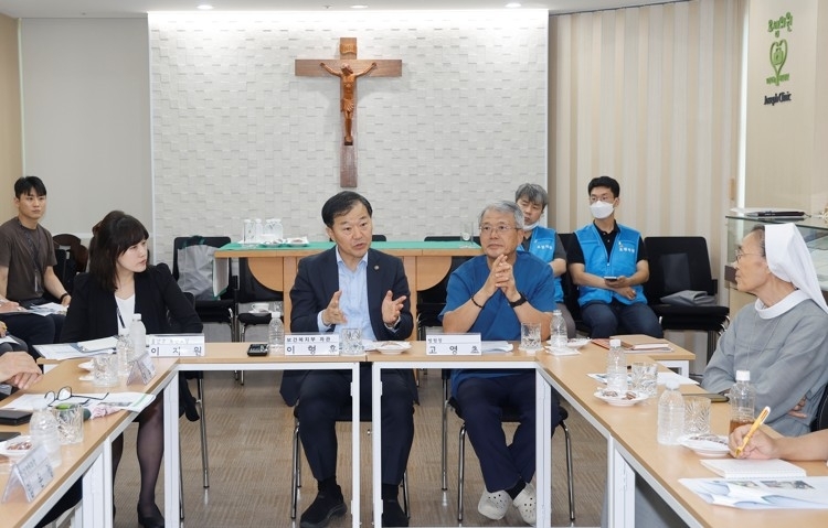 Second Vice Health Minister Lee Hyung-hoon (Center) visits the Joseph Clinic in Yongsan-gu, Seoul, Tuesday. (Ministry of Health and Welfare)