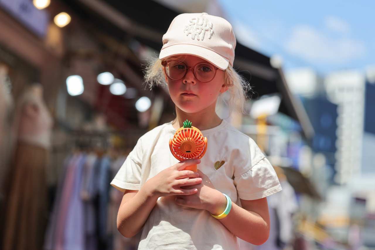A young person pauses on the street near Hongik University Station in Seoul on Thursday. (Yonhap)