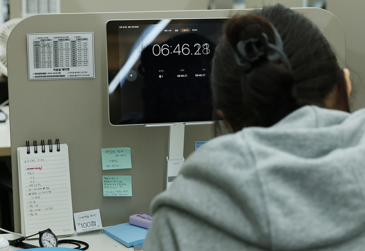 A student studies at Etoos 247 Academy in Seoul on Tuesday, with a stopwatch running. (Yonhap)