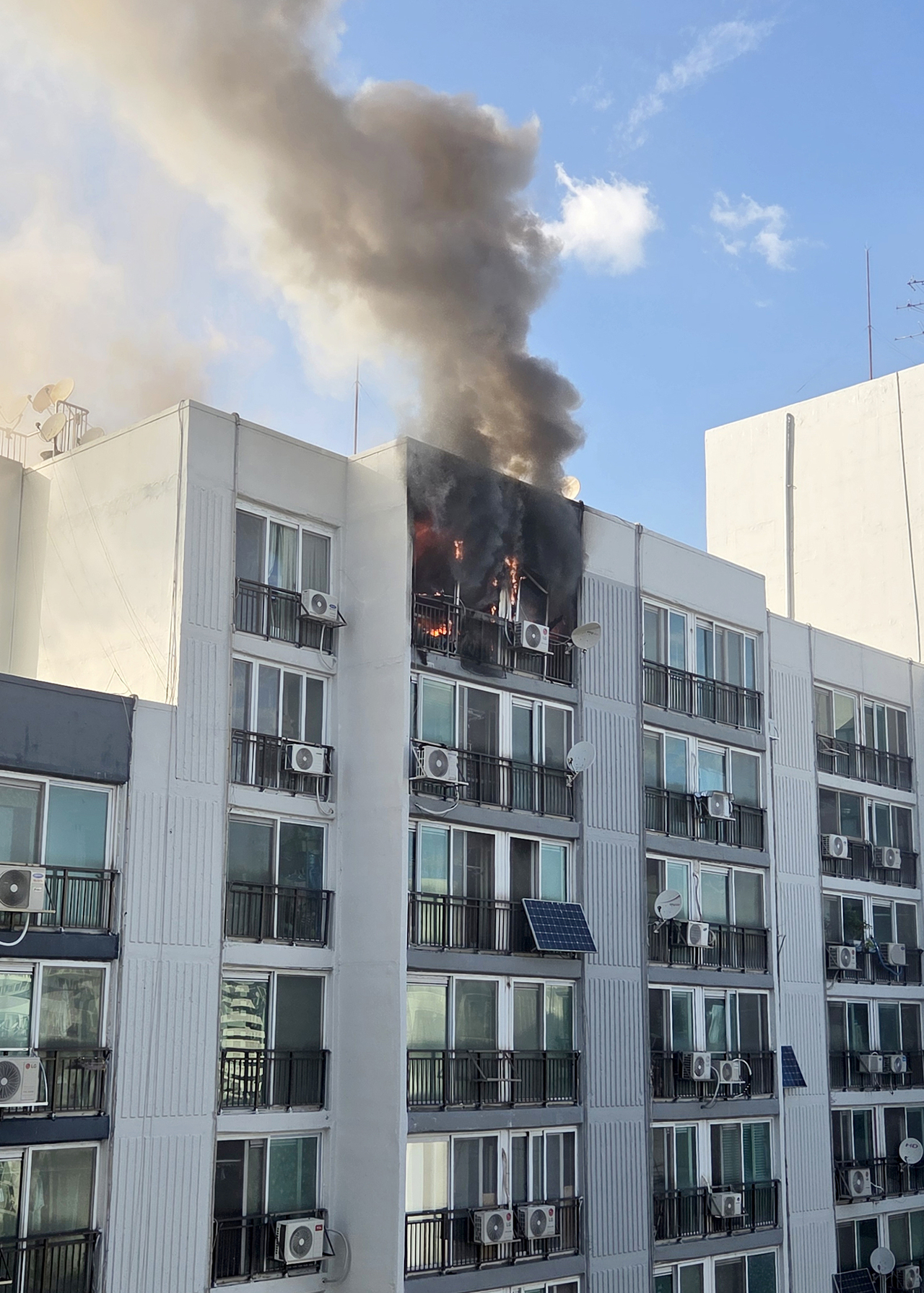 Smoke rises from an apartment building in Gayang-dong, Gangseo-gu, Seoul, where a fire on the 15th floor killed two people and injured one on Tuesday afternoon. (Yonhap)