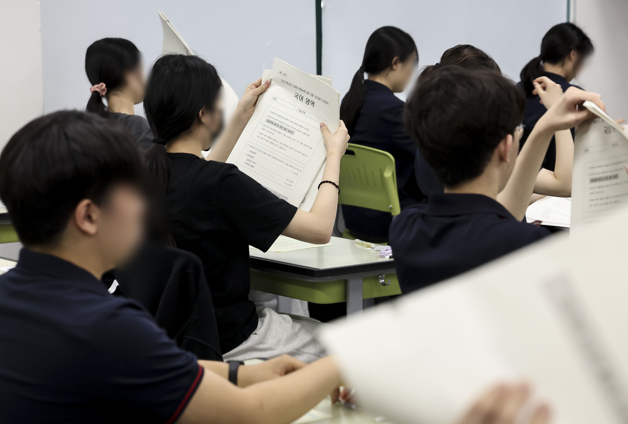 2027학년도 대학수학능력시험 6월 모의평가가 열린 4일 서울 광진구 광남고등학교에서 3학년 수험생들이 시험 준비를 하고 있다. [사진공동취재단]