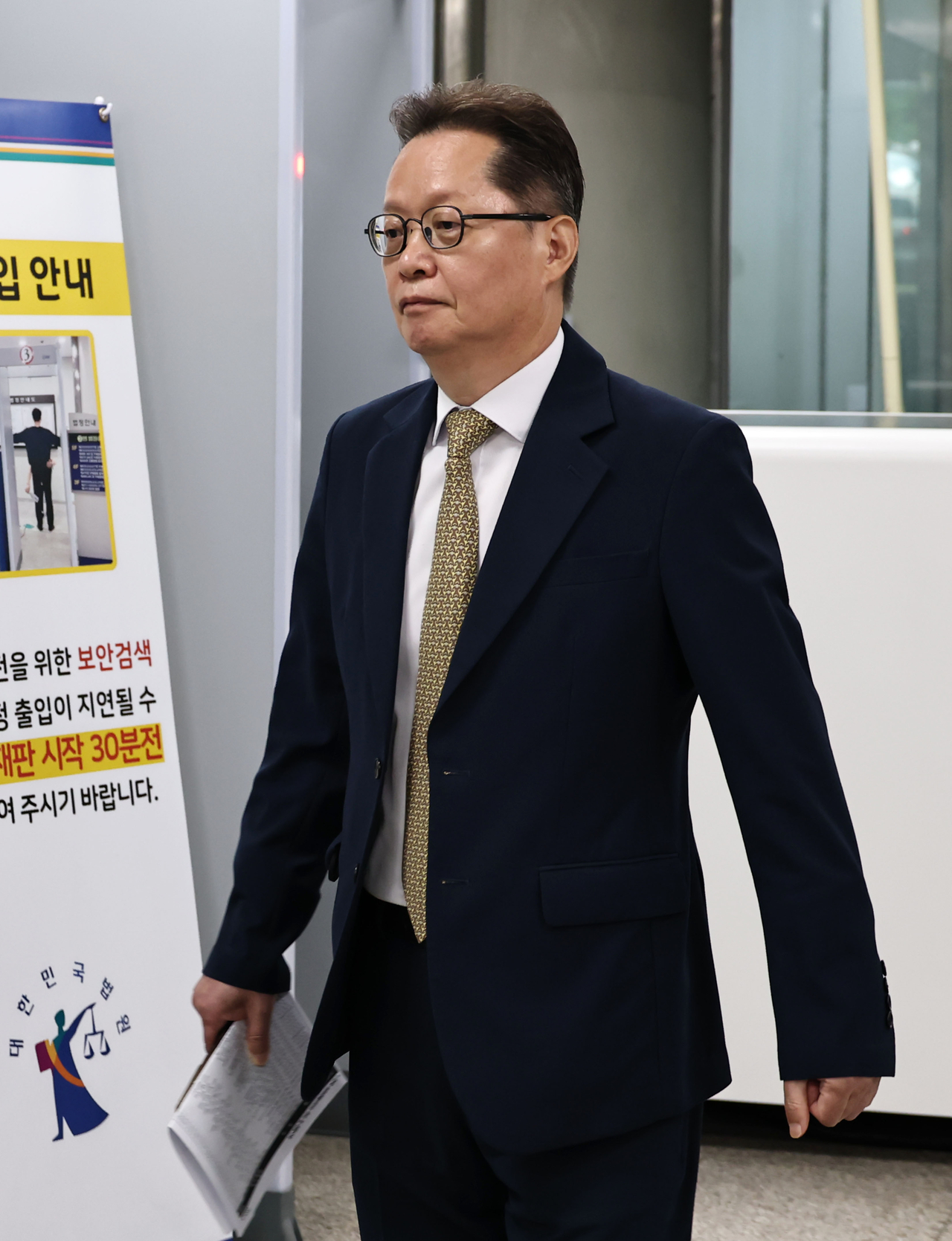 12·3 비상계엄의 위헌·위법성을 지적하는 정치인들 발언을 다룬 방송 자막을 삭제하도록 지시한 혐의로 기소된 이은우 전 한국정책방송원(KTV) 원장이 지난 6월 26일 서울 서초구 서울중앙지방법원에서 열린 1심 선고를 마친 뒤 법정을 나서는 모습. [연합]
