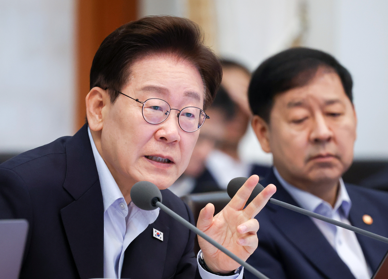 이재명 대통령이 21일 청와대에서 열린 국무회의에서 발언하고 있다. [연합]