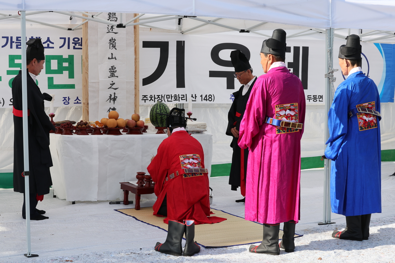 Ulsan residents perform a traditional ritual for rain on Aug. 5 as prolonged clear weather causes drought in southern South Korea, affecting crops. (Yonhap)